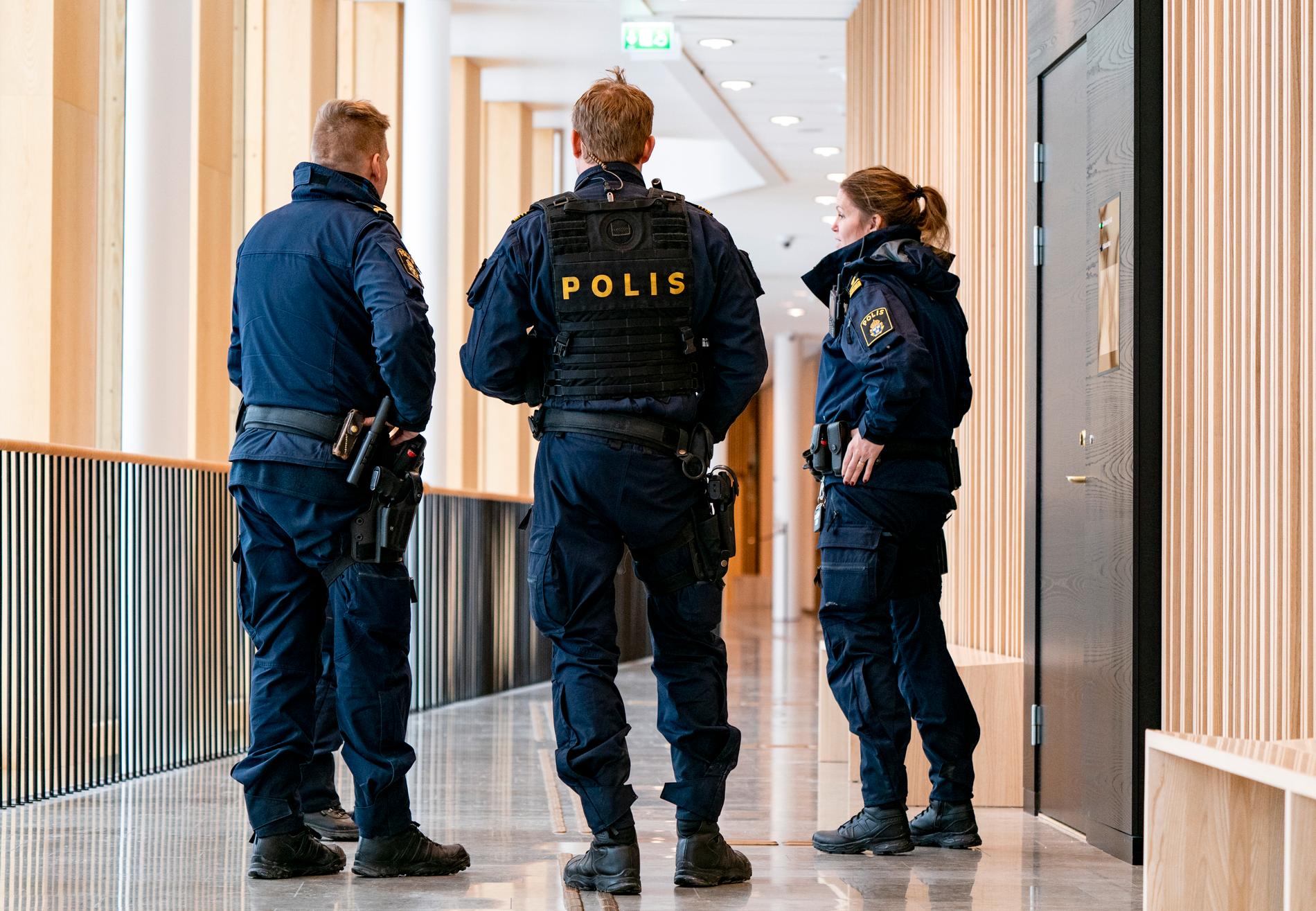 Polis på plats under en av rättegångsdagarna i Lunds tingsrätt.