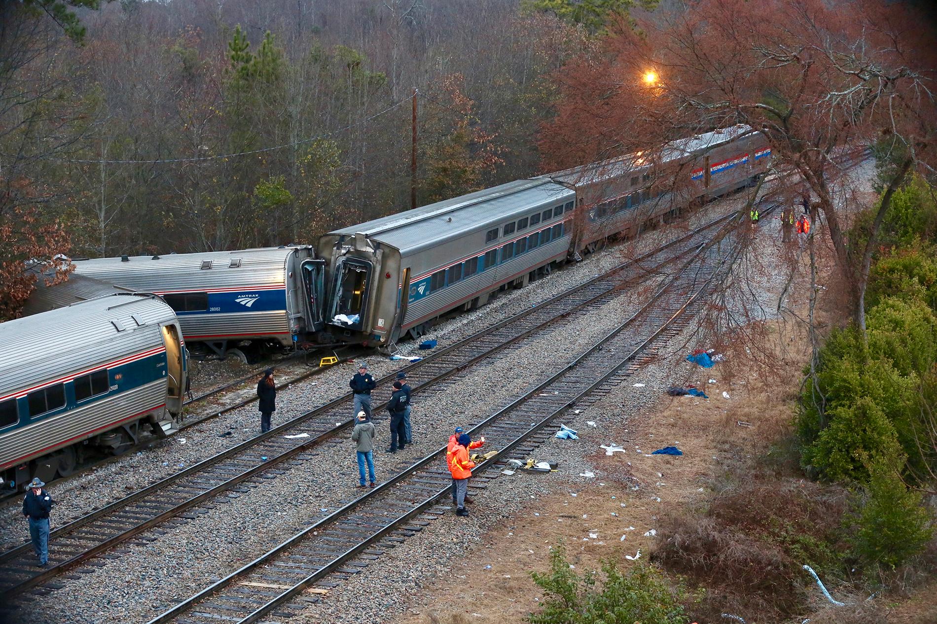 Minst två personer dog och ett 70-tal fördes till sjukhus när ett passagerartåg krockade med ett godståg i South Carolina.