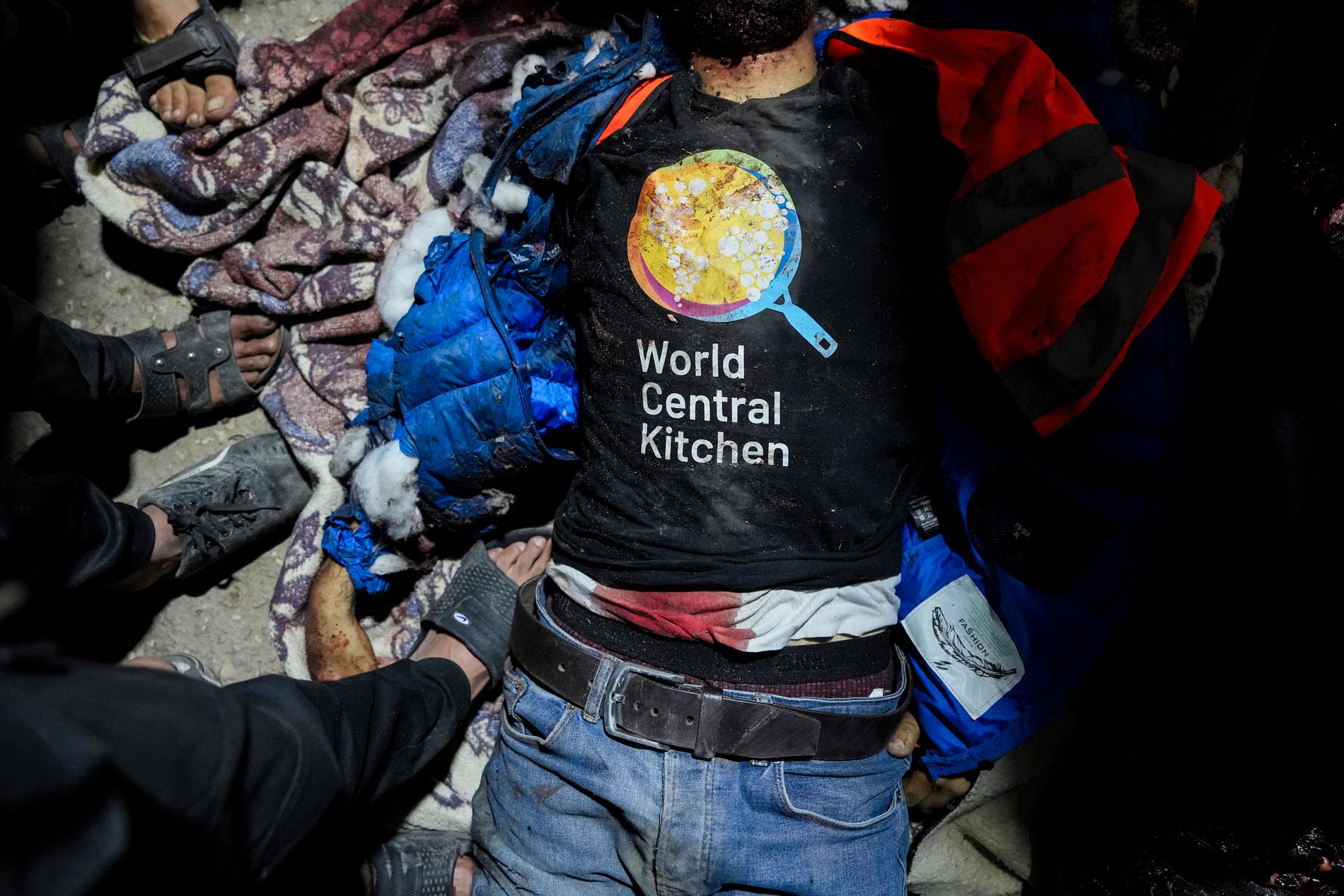 En av de döda efter attacken, klädd i en t-shirt med World Central Kitchens logga, vid Al Aqsa-sjukhuset i Deir al-Balah.