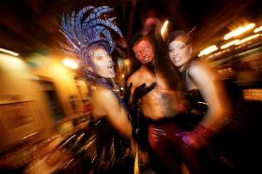 Party! Transvestiterna som uppträder på La Finca i gallerian Monopol visar upp sig i pausen.