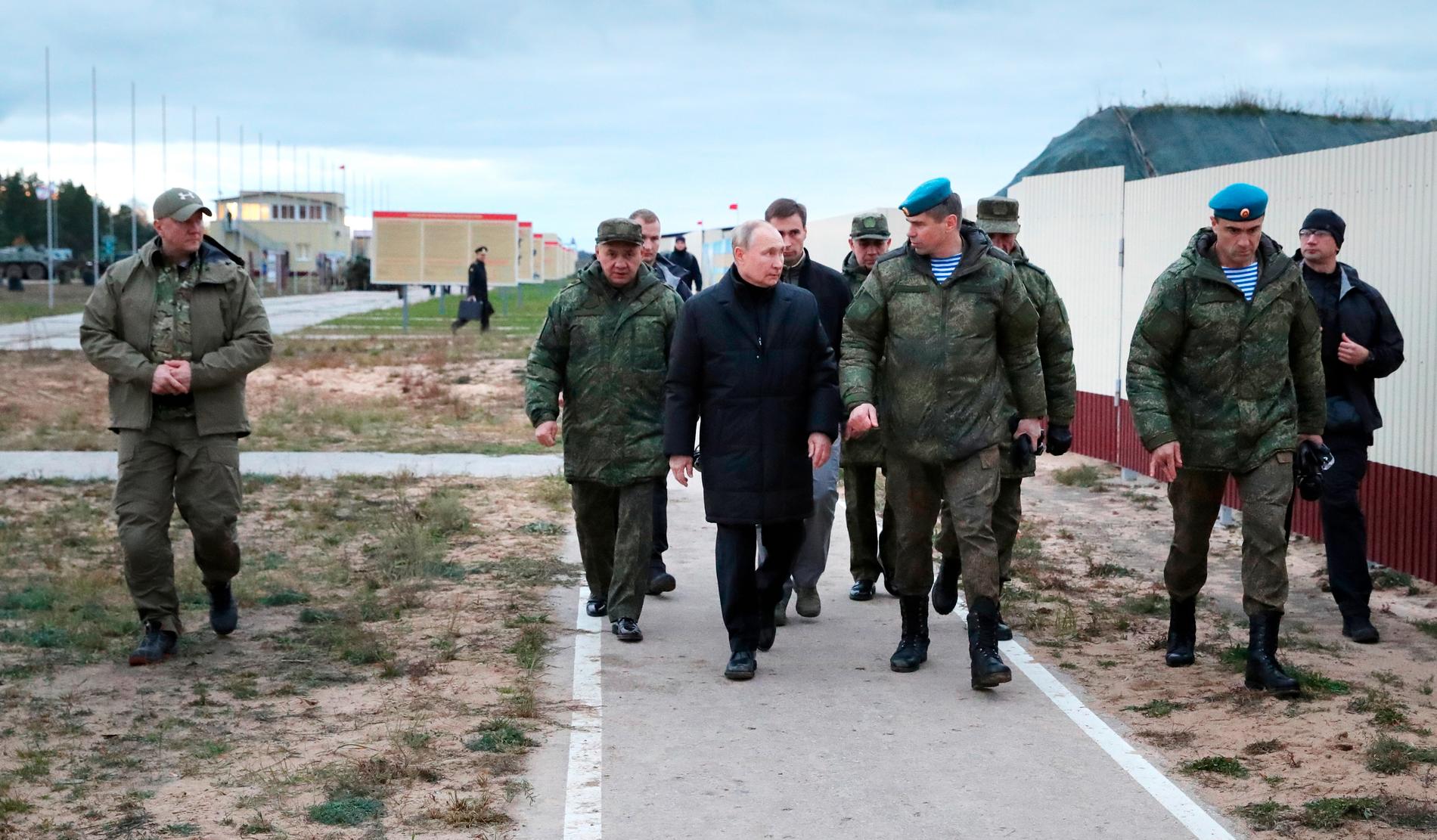 Putin och försvarsminister Sergei Shoigu ihop med vice befälhavaren för de ryska luftburna trupperna, Anatoly Kontsevoy, på besök i Ryazan i oktober.