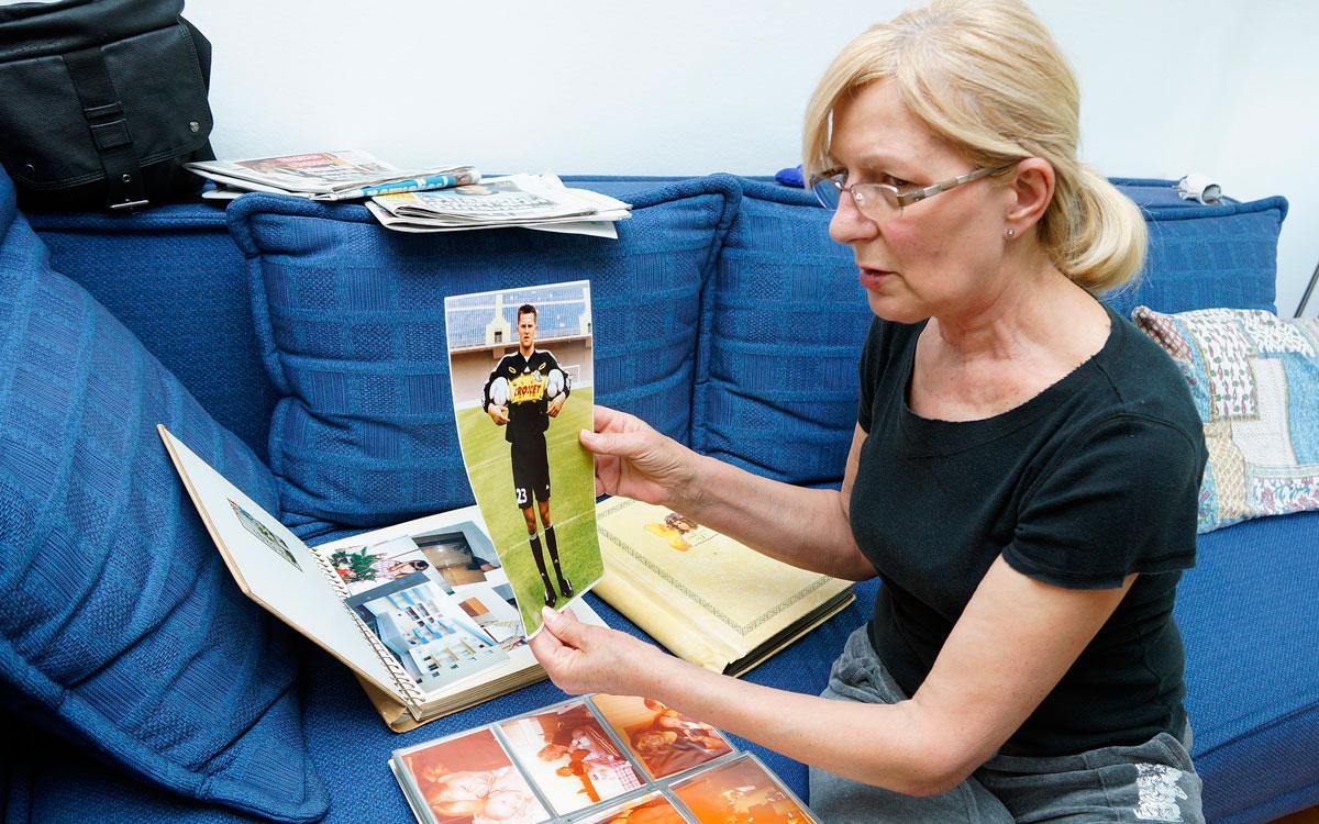 Avlidne Ivan Turinas mamma Ana går igenom fotoalbum från sonens uppväxt.