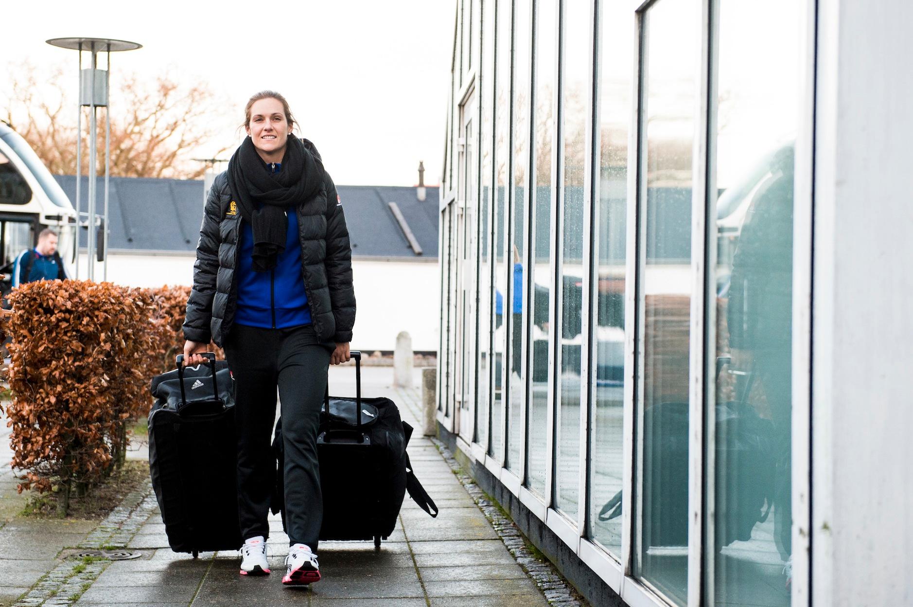 Sveriges Sabina Jacobsen anländer till spelarhotellet.