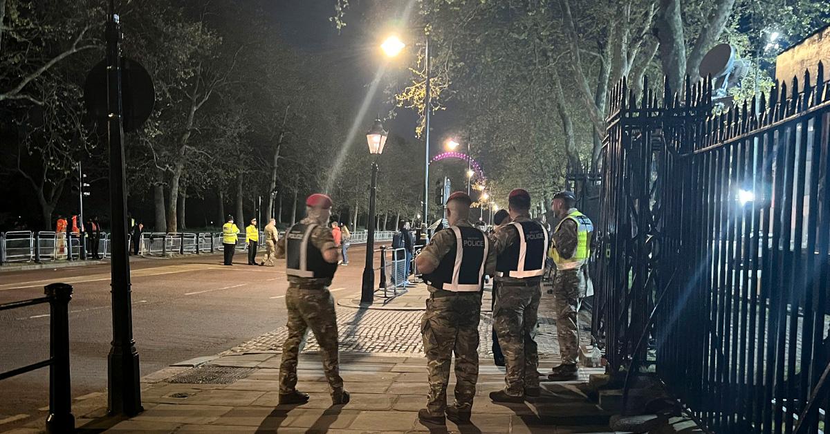 Stort polispådrag utanför Buckingham Palace.