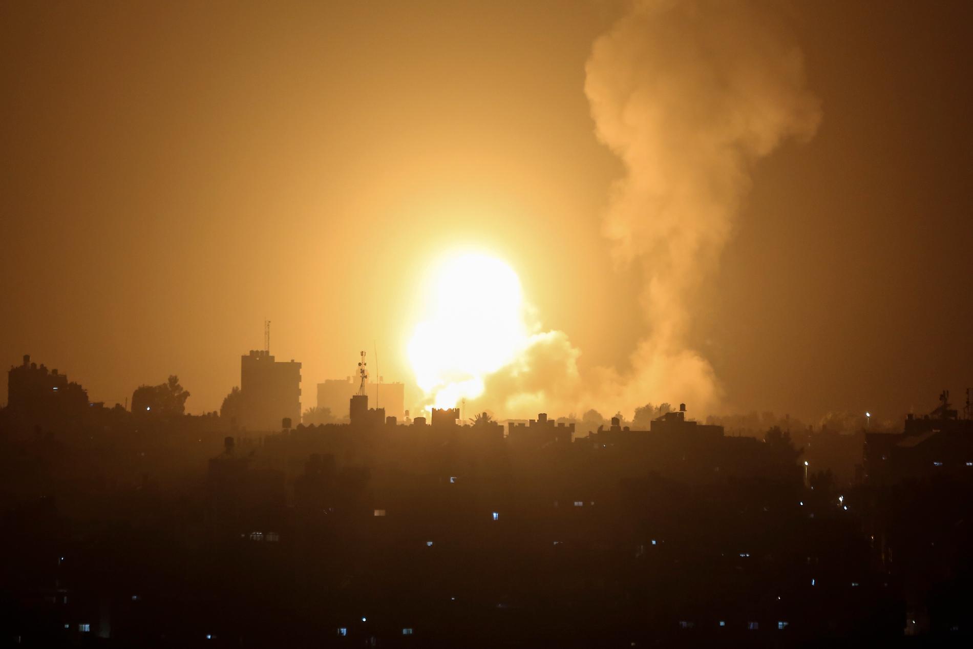 Explosion i Gaza efter israeliskt luftangrepp den 19 april.