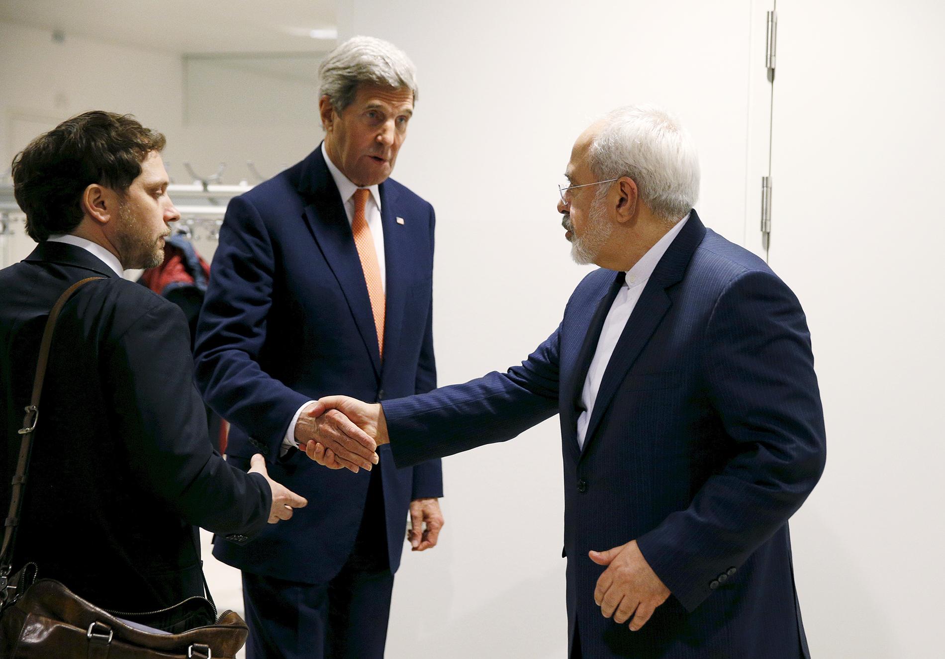 USA:s utrikesminister John Kerry skakar hand med sin Iranske kollega Mohammad Javad Zarif.