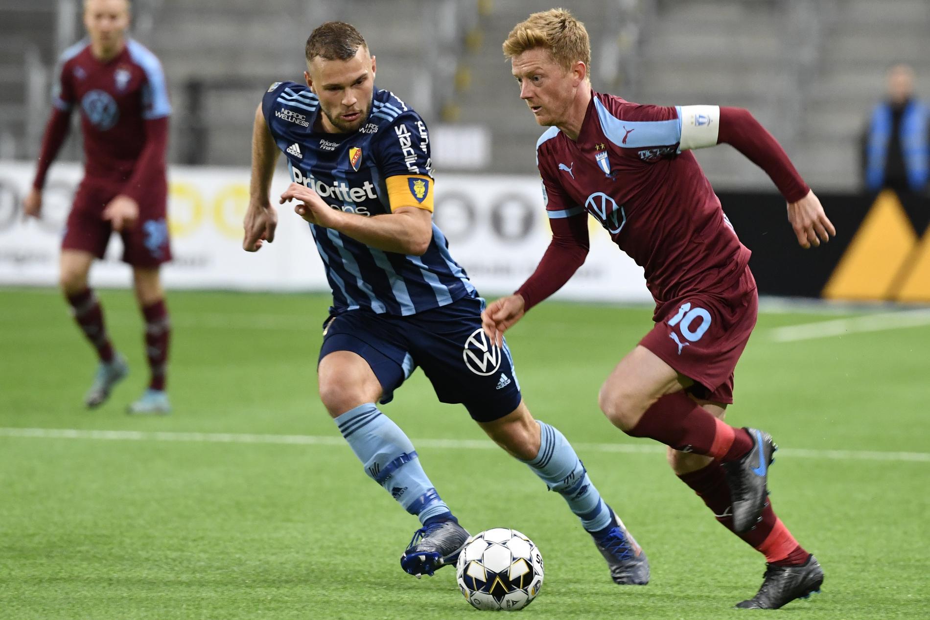 Djurgårdens Jesper Karlström mot Malmö FF:s Anders Christiansen.