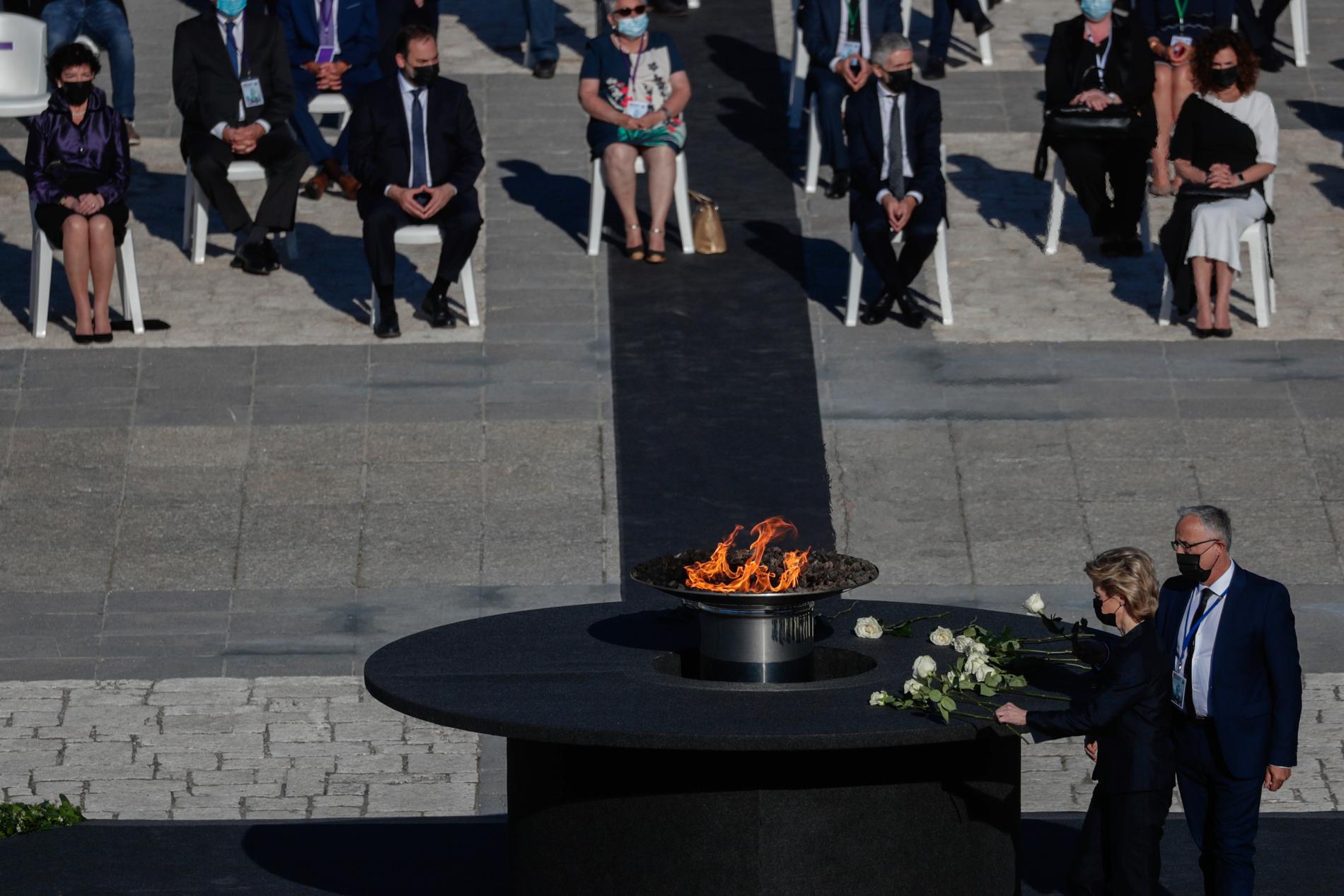EU-kommissionens ordförande Ursula von der Leyen lägger ned en vit ros under sorgeceremonin i Madrid.