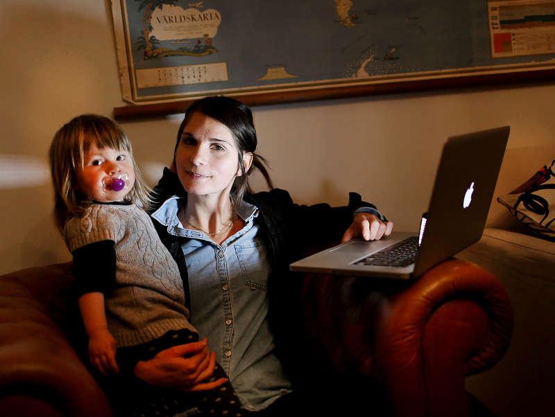 Inte bara mammaledig Emma Pihl satsar på karriären medan hon är hemma med dottern. ”Det är en jämställdhetsfälla att vi kvinnor inte skulle kunna det”, säger hon.