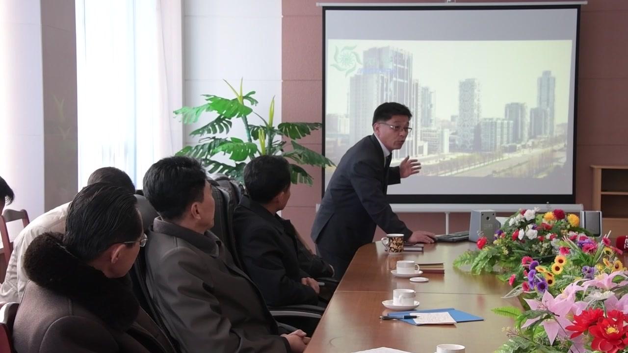 Kim Yu-song inleder berättar om de projekt som forskningsakademins institution för naturlig energi ägnar sig åt.