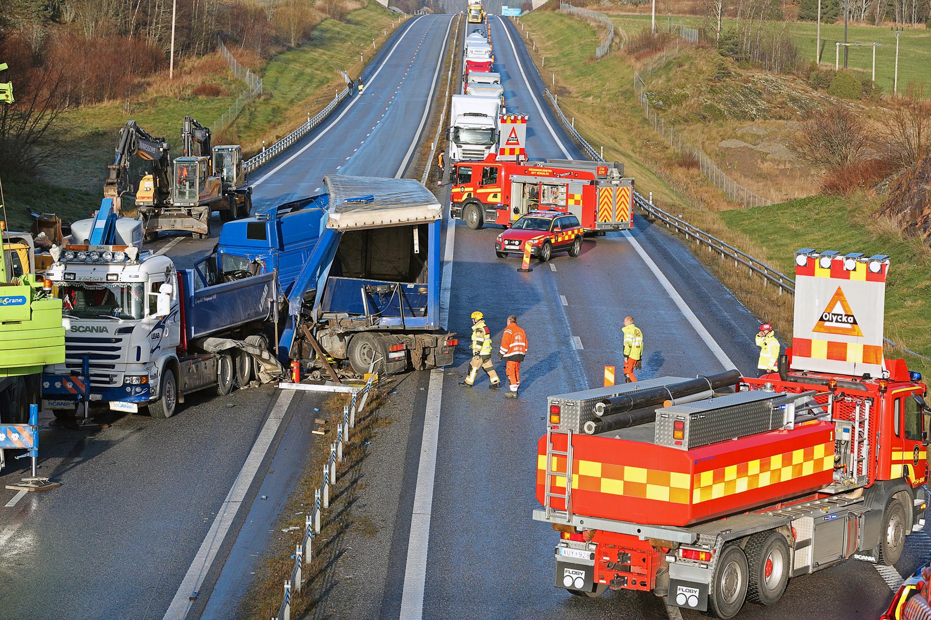 Flera olyckor med lastbilar inblandade på E6 i Munkedal vid Dingle, E6 helt avstängd på en lång sträcka då flera olyckor inträffat inom några kilometer.