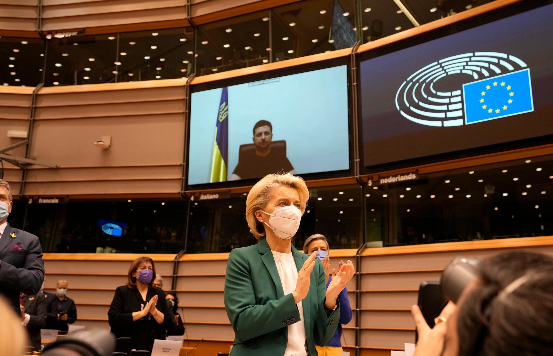 Ursula van der Leyen och de andra i EU-parlamentet ger stående ovationer efter talet. 