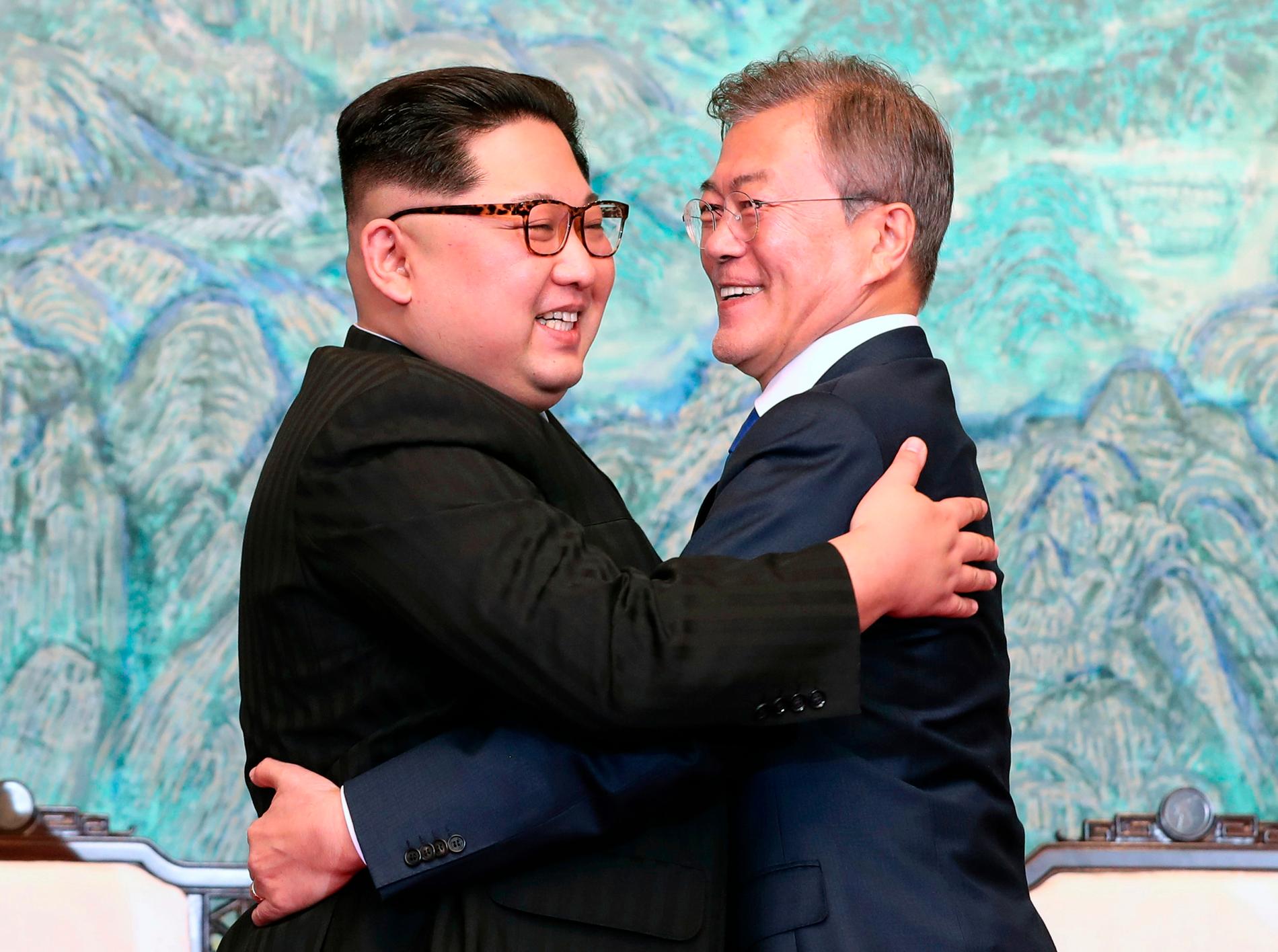 Nordkoreas ledare Kim Jong-un och Sydkoreas president Moon Jae-In i en omfamning. 