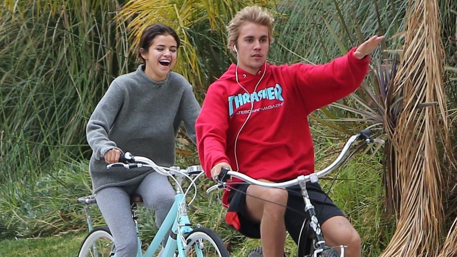 Gomez och Bieber på cykeltur i fjol.