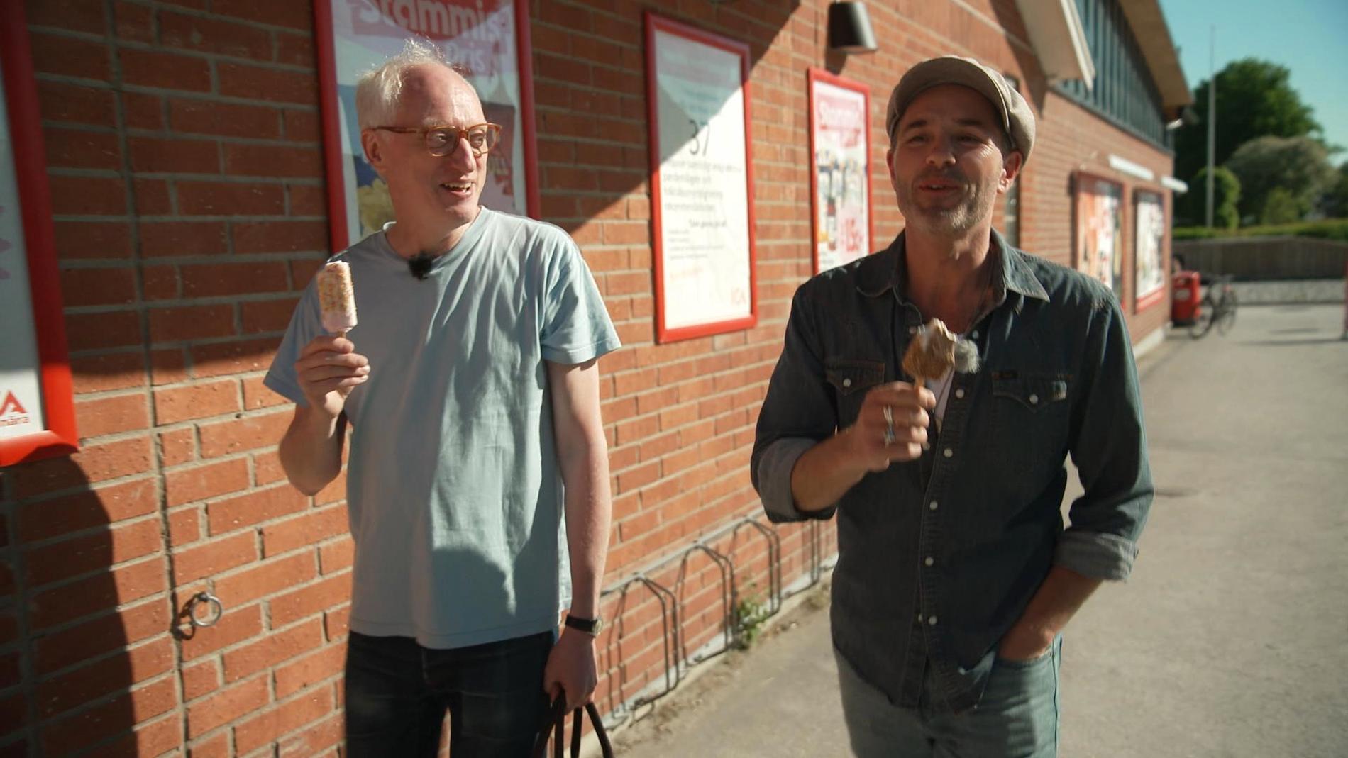 Andreas Mattsson och Peter Jöback äter glass.