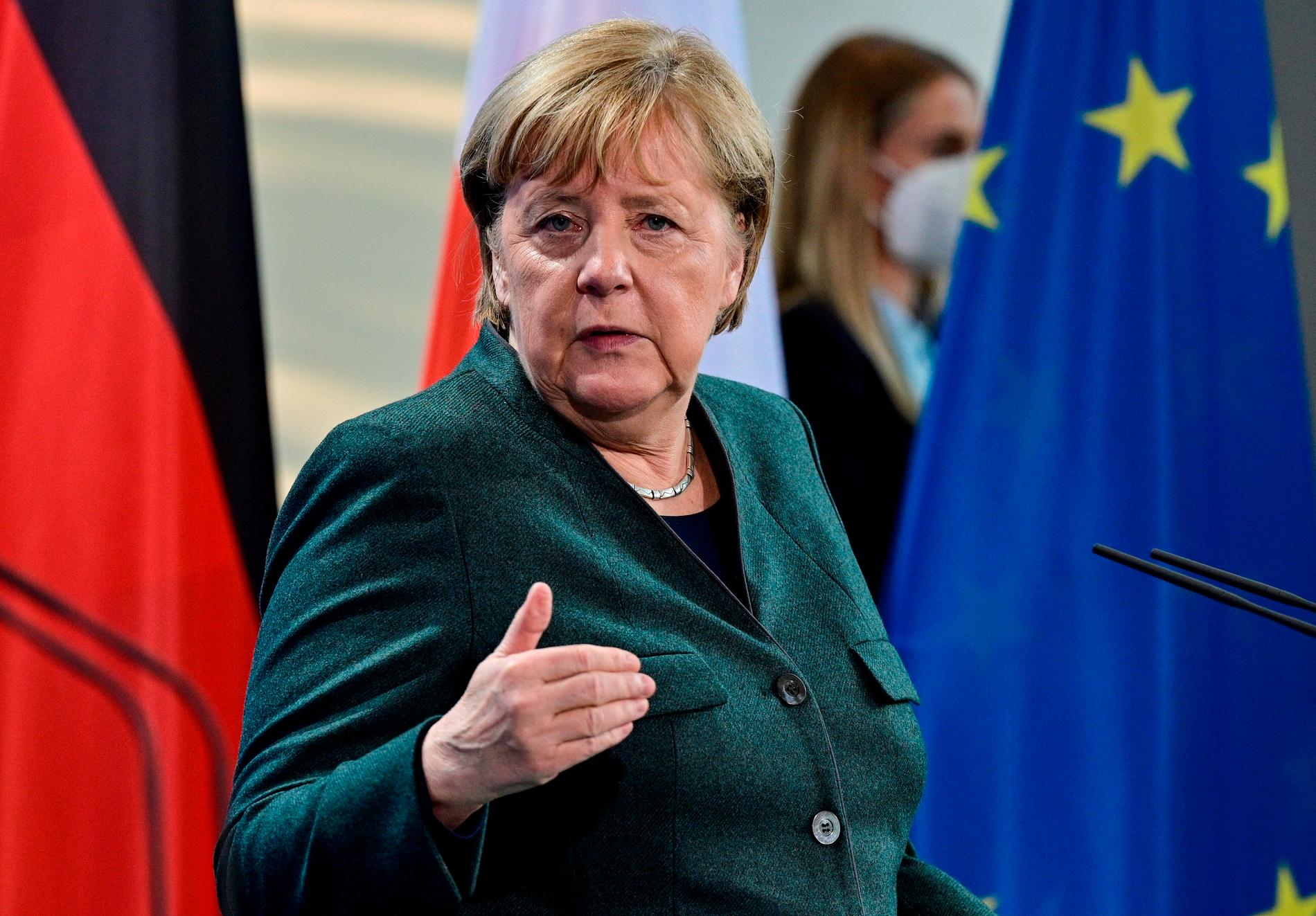 Tysklands avgående förbundskansler Angela Merkel varnar för att fler åtgärder behövs mot covid-19-spridningen.