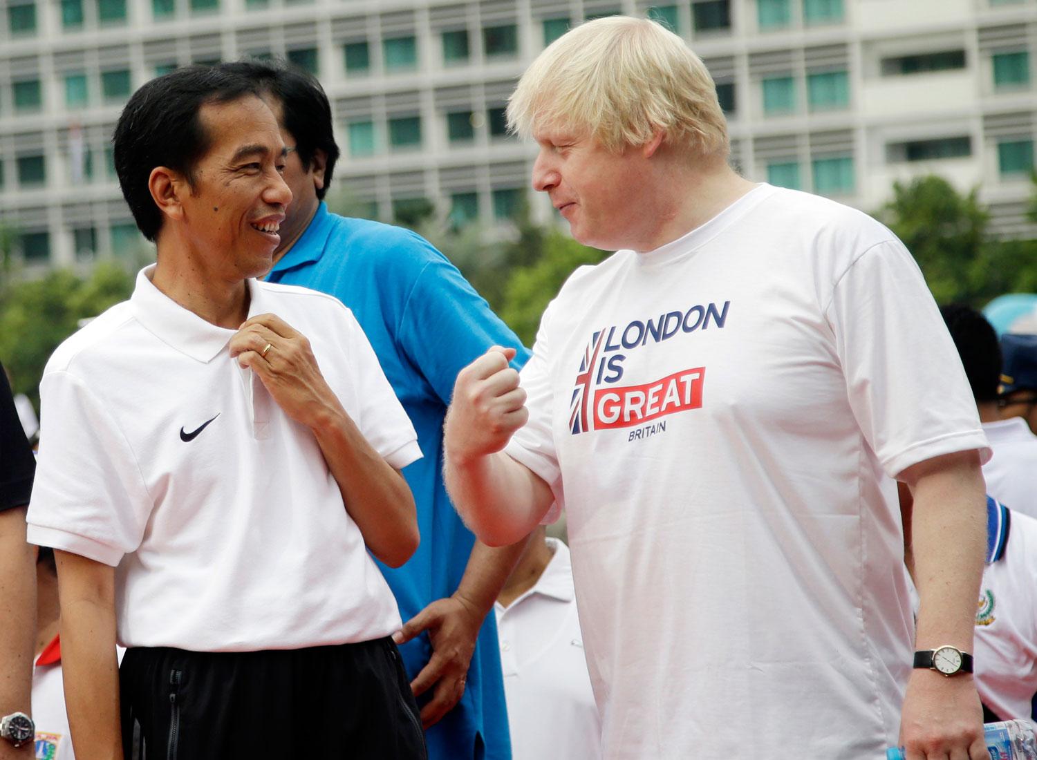Boris Johnson (t hö) var på väg hem efter en veckolång resa till bland annat Indonesien.