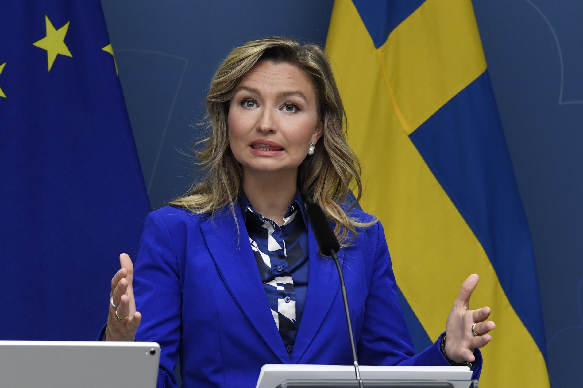 Energi- och näringsminister Ebba Busch (KD) vill ha besked från Sverigedemokraterna om varför partiet går emot tillståndet för nya vindkraftsparker.