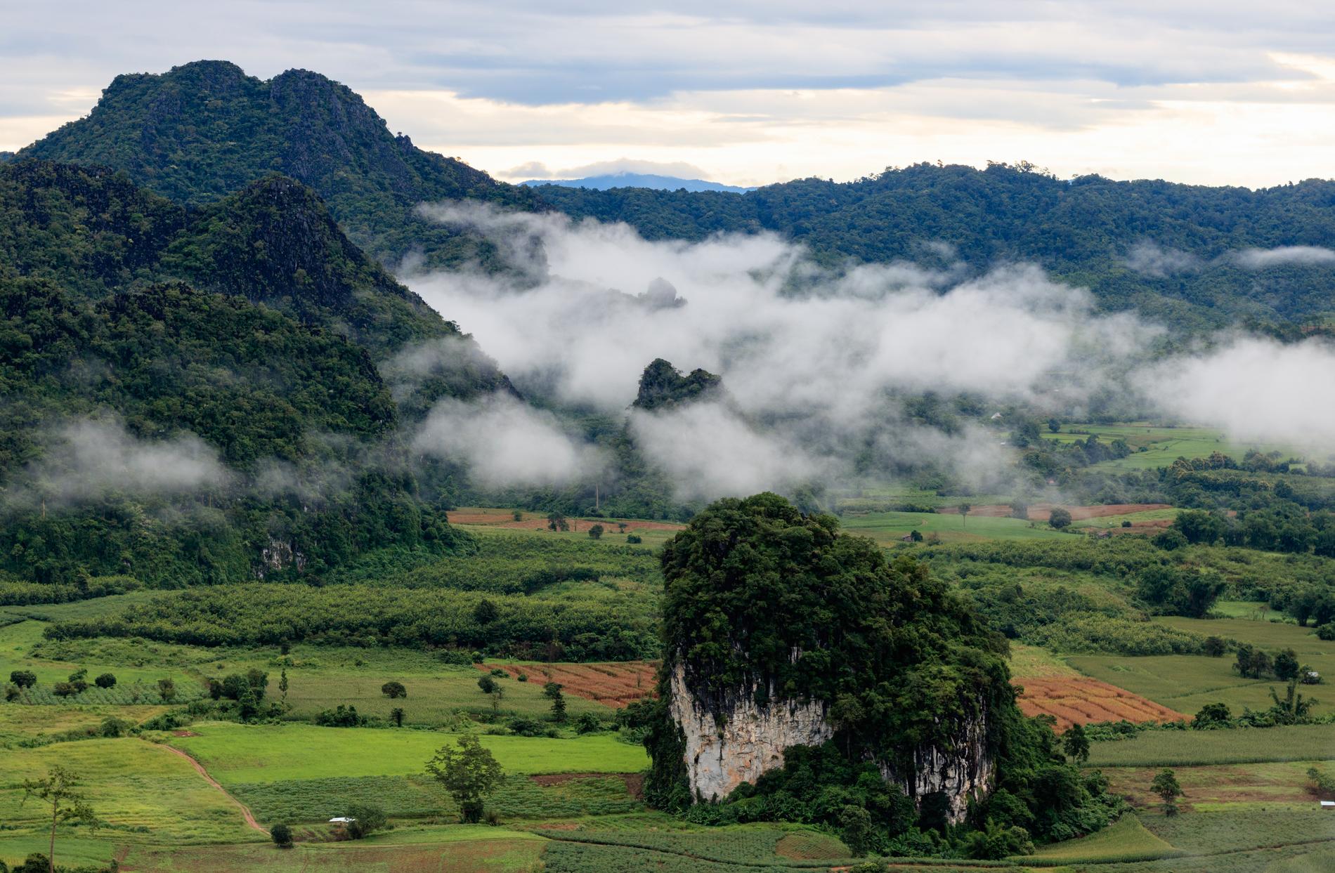 I norra Thailand är det snarare natur än sol och bad som lockar, här är utsiktsplatsen Phu langka i Phayao. 