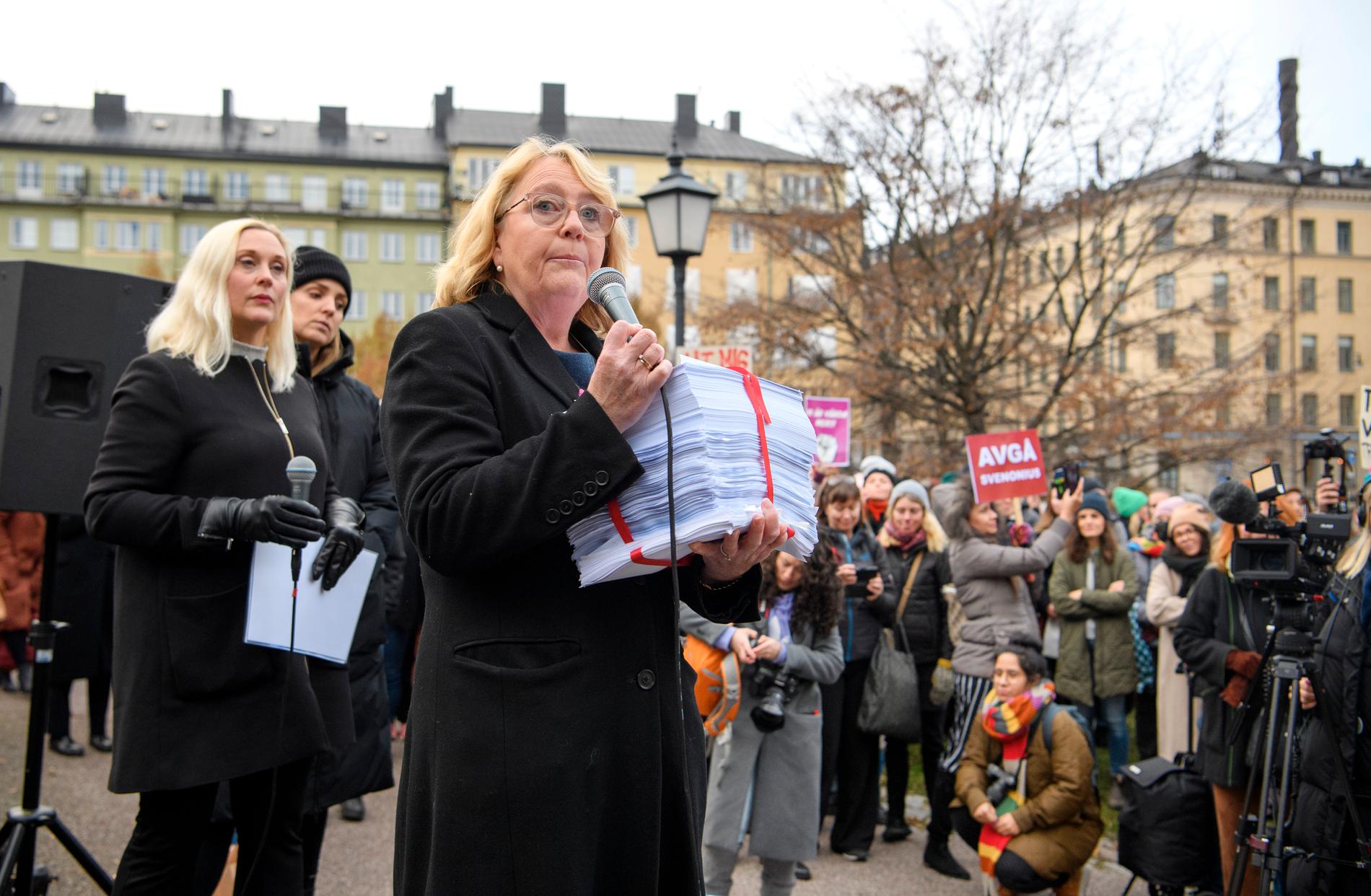 Irene Svenonius (M) tar emot namnunderskrifter under en demonstration för mer pengar till förlossningsvården.