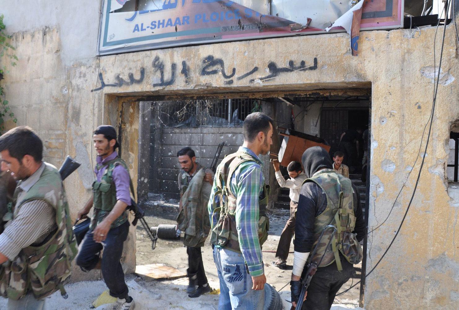 Rebeller har stormat en polisstation i Aleppo.