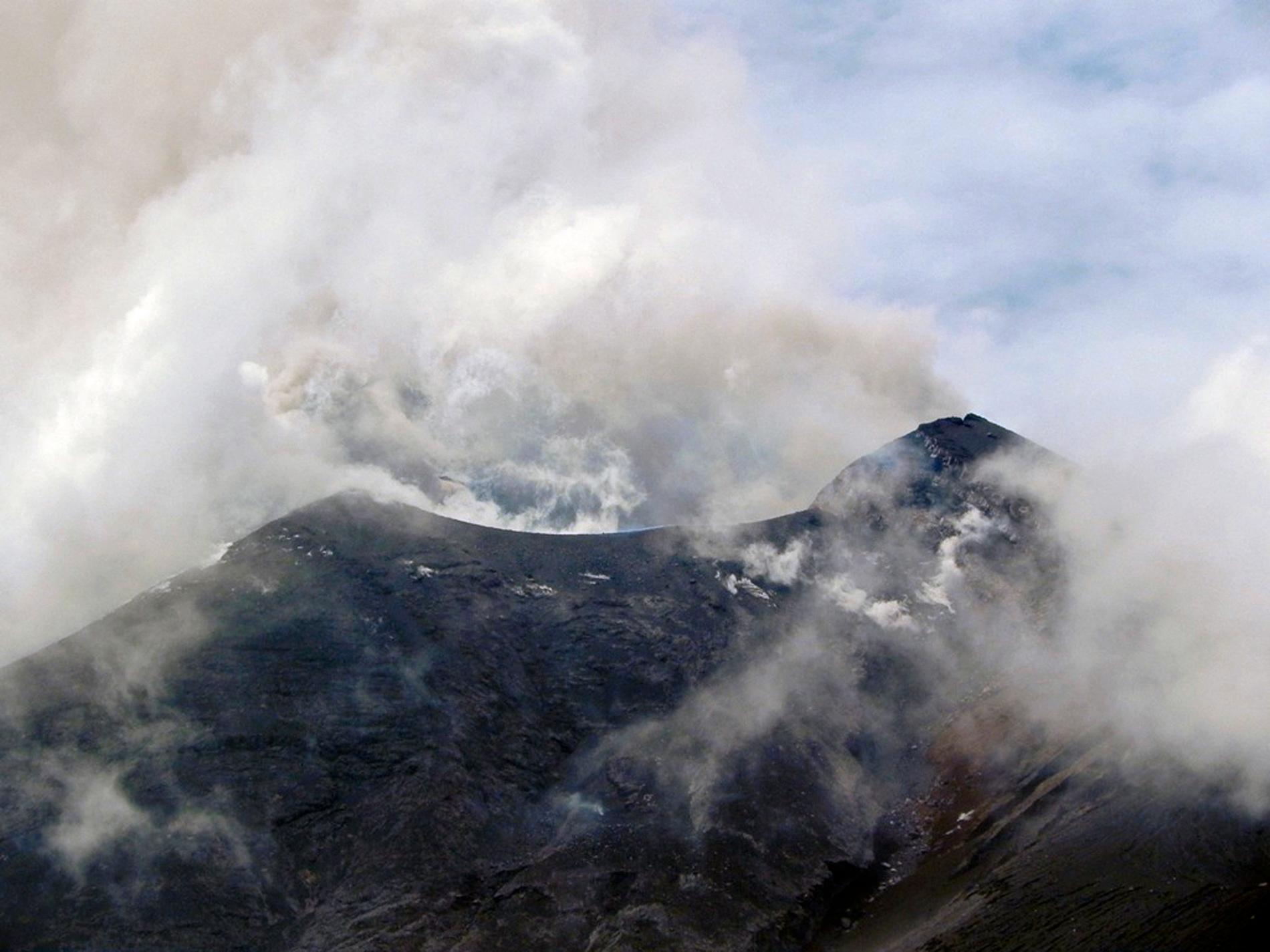 Vulkanen Soputan spyr ur sig vulkanaska under ett tidigare utbrott, i juli 2011. Arkivbild.