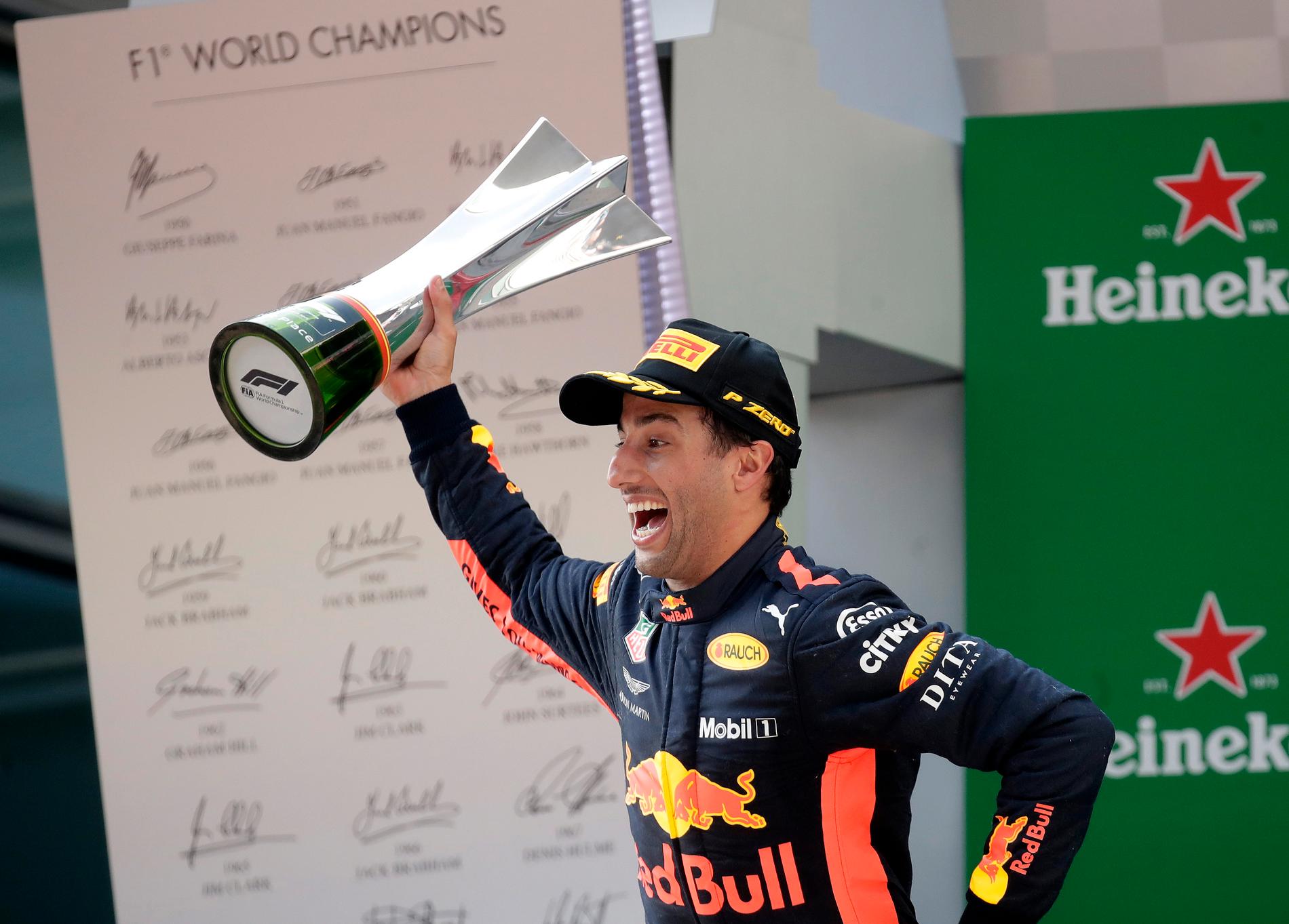 Daniel Ricciardo har två segrar 2017, men inget kontrat för 2018. Red Bull vill behålla honom under två år till - och det kontraktet sägs vara värt runt 515 miljoner kronor.