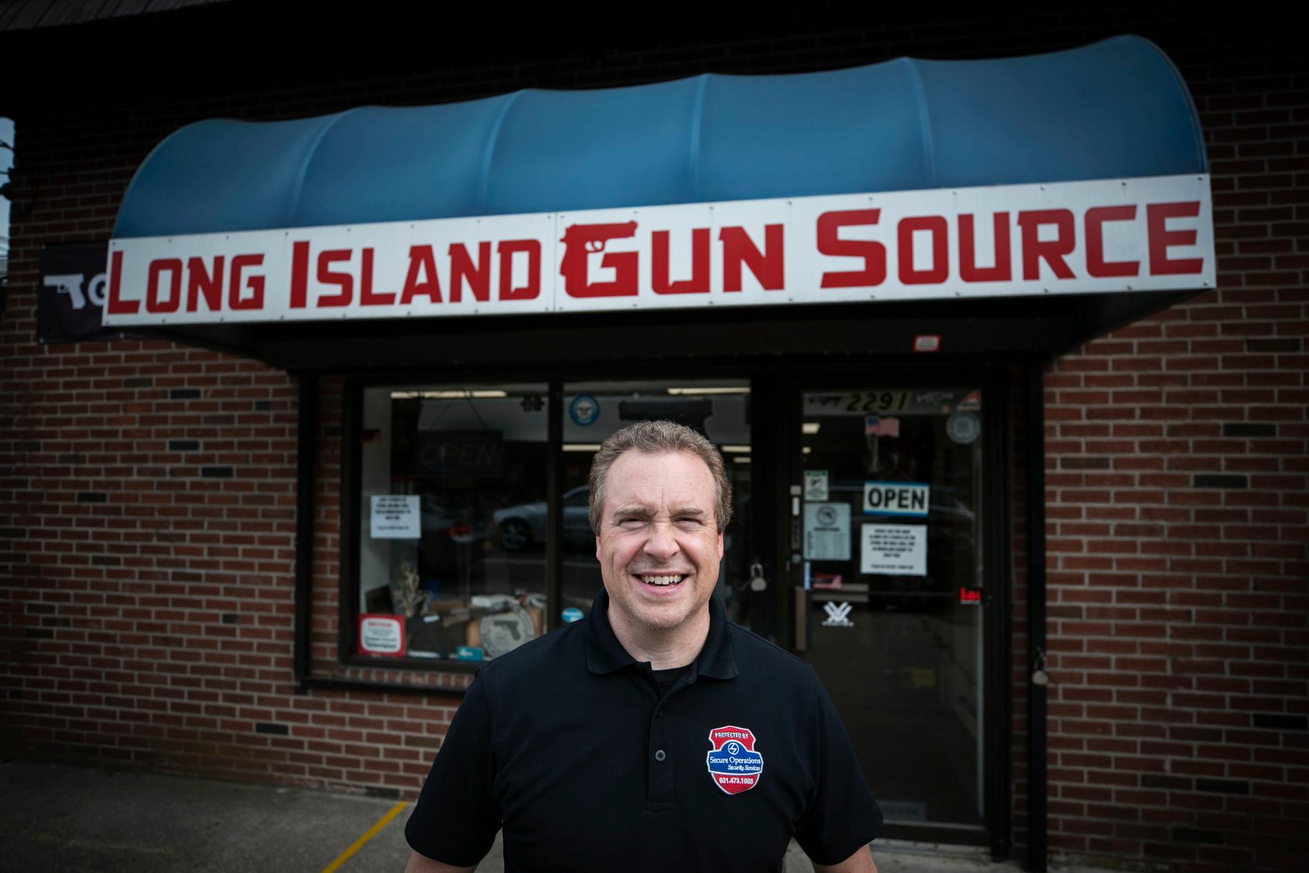 – En del kunder berättar att de kört hit i över en timme, eftersom att vapnen är utsålda även där de bor, säger Cliff Pfleger som äger vapenbutiken ”Long Island Gun Source”.