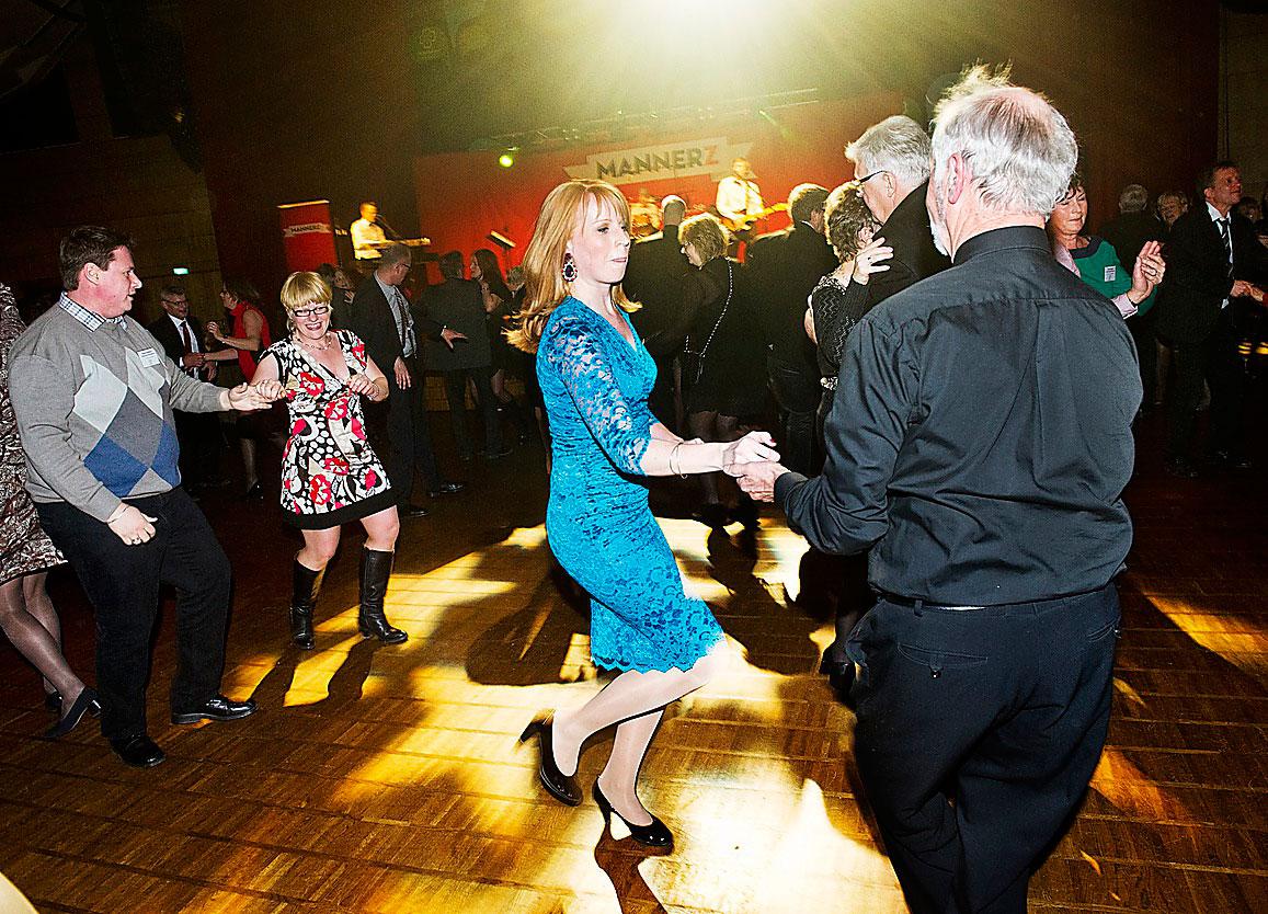 Grönt mörker Mörkt, men inget hångel på kvällens Centerfest. Bilden där Annie Lööf dansar med 
C-veteranen Ingvar Hultman är tagen på Centerns kommundagar tidigare i år.