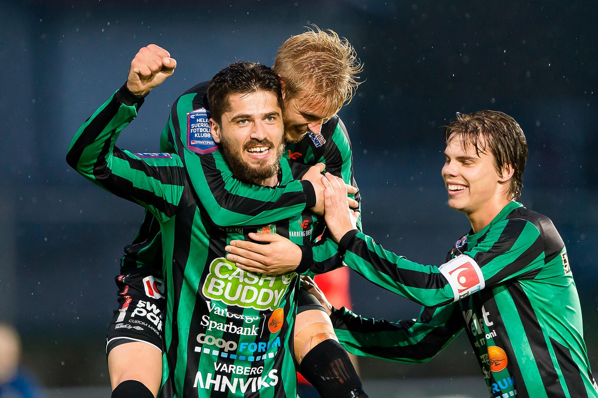 Varbergs Mats André Kaland jublar med Elias Andersson efter att ha gjort 2-0 och hoppar upp på Ajsel Kujovic.