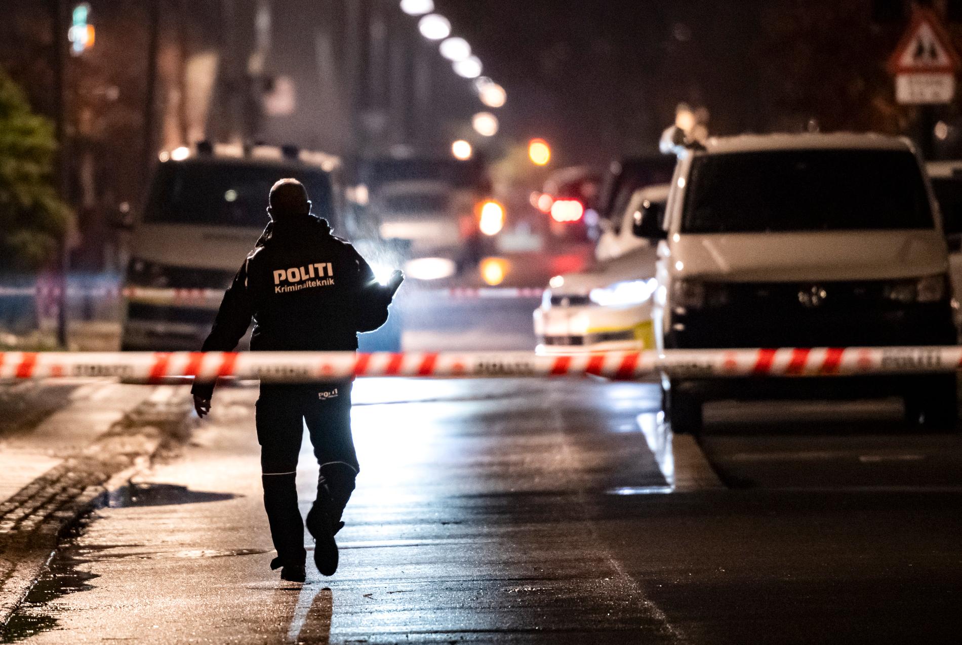 Polisens kriminaltekniker på plats under fredagskvällen efter mordet på en frisörsalong i västra Köpenhamn. Under lördagen inträffade ännu en skjutning i staden.
