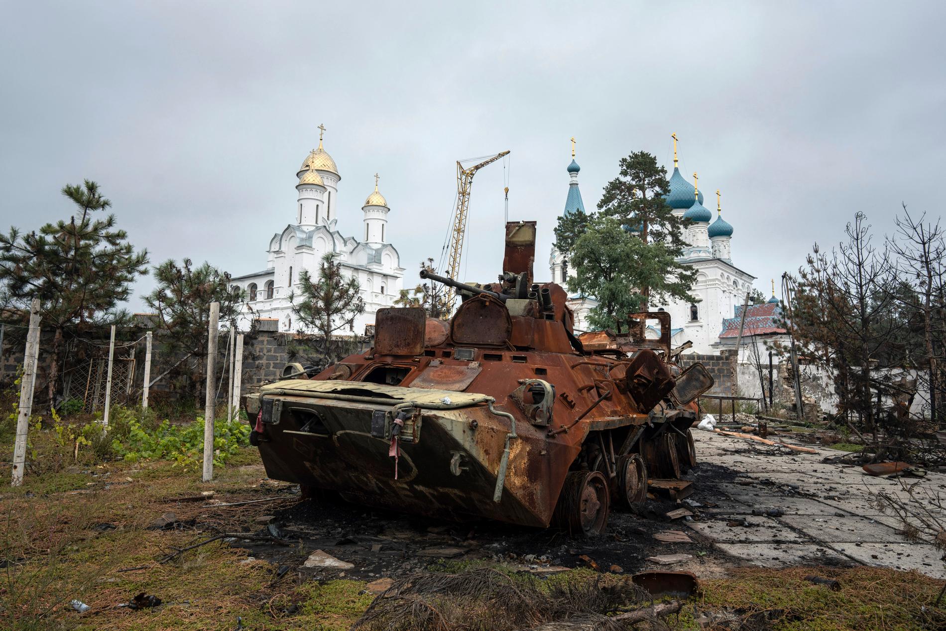 2 OKTOBER: Demolerat ryskt trupptransportfordon på en privat tomt i Izium. I bakgrunden syns en rysk-ortodox kyrka.