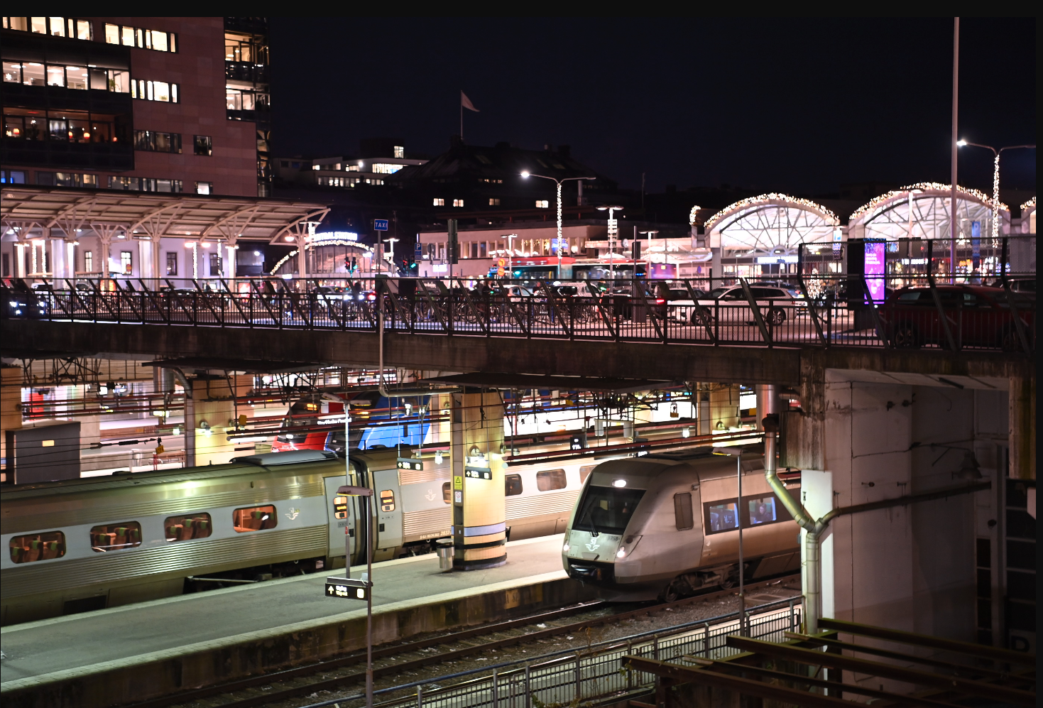 Stillastående tåg på Stockholms central under onsdagskvällen.