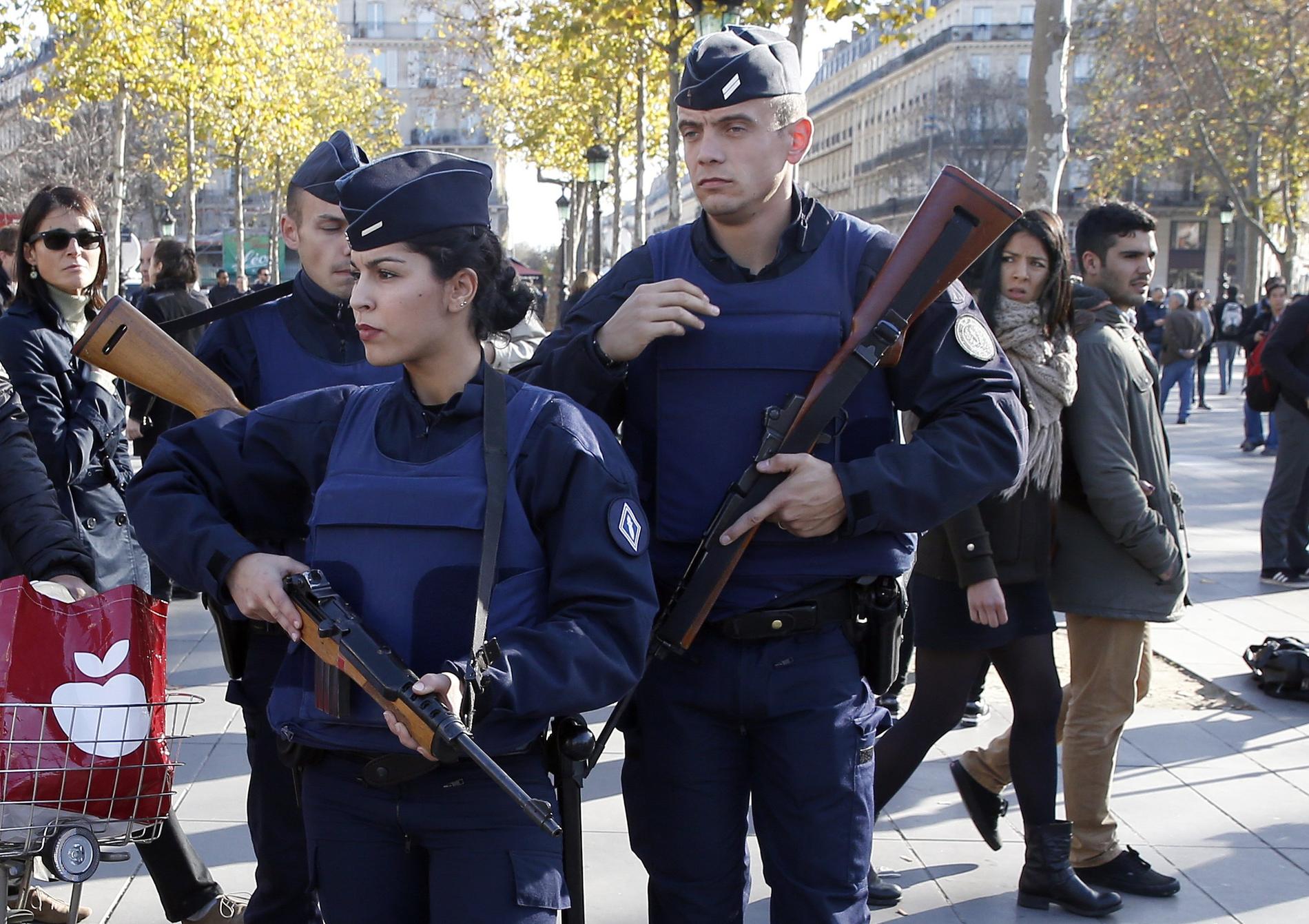 Fransk polis patrullerar vid Monument a la Republique.
