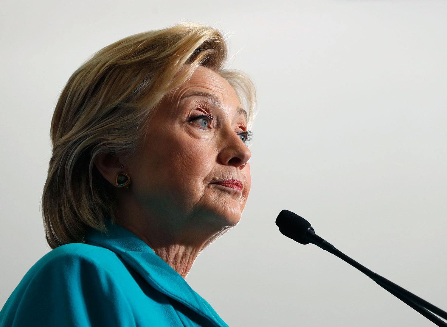 Clinton har hävdat att hon aldrig hanterat hemligstämplade uppgifter på sitt privata mejlkonto – men FBI har upptäckt åtminstone 110 sådana mejl.