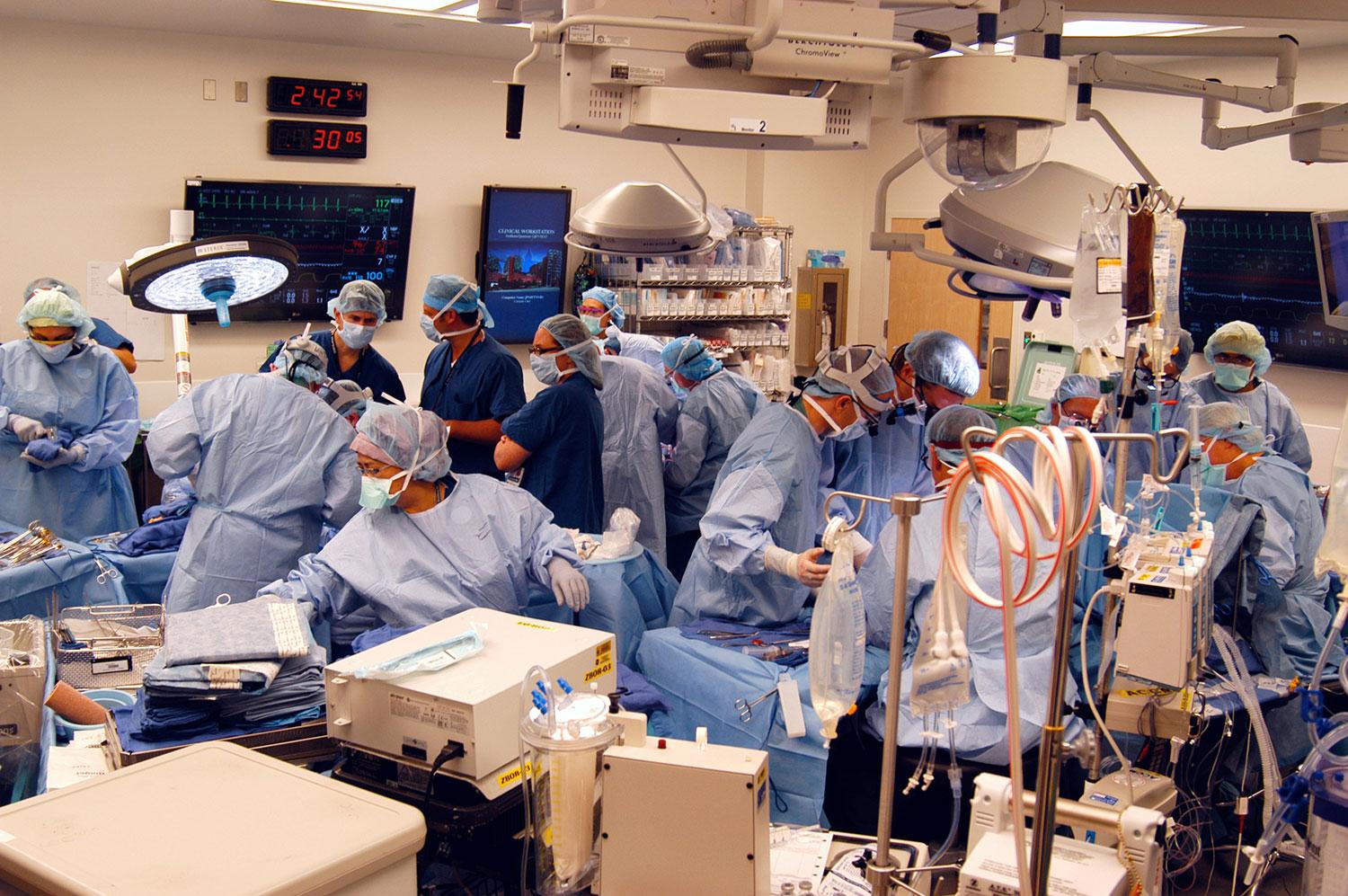 Kirurger på Johns Hopkins Hospital vid en tidigare operation där en krigsveteran fick två armar transplanterade.
