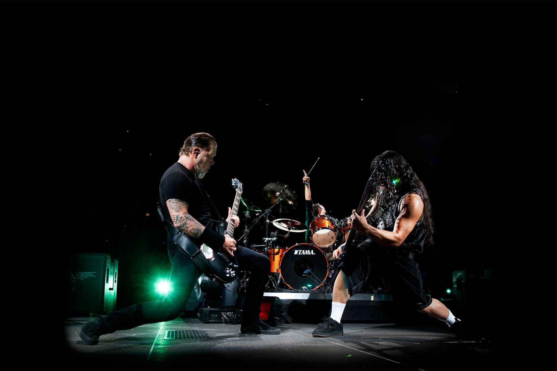 James Hetfield, Lars Ulrich och Robert Trujillo på scenen i Globen under Metallicas gig i maj 2009. Thrashjättarna har sålt dubbelt så många skivor som de övriga tre banden i Big Four  har gjort tillsammans.
