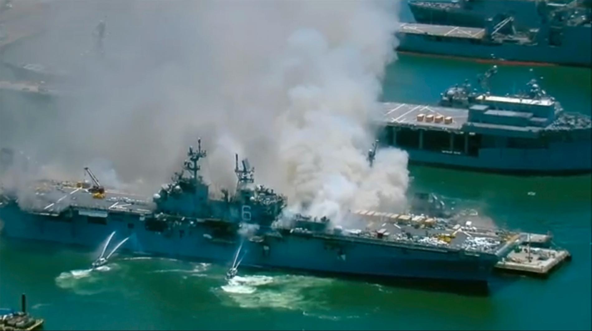 Det amerikanska stridsskeppet USS Bonhomme Richard började under söndagen att brinna efter en explosion.