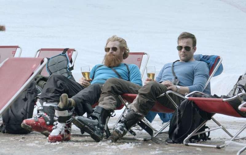Kristofer Hivju och Johannes Bah Kuhnke tar en after ski-öl i ”Turist”.