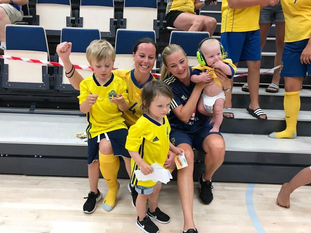 Frida Lundblad med frun Matilda, läkare både i Elfsborg och regelbundet i Svenska fotbollförbundets regi, och parets tre barn från vänster Tristan, Noelle och babyn Tim.