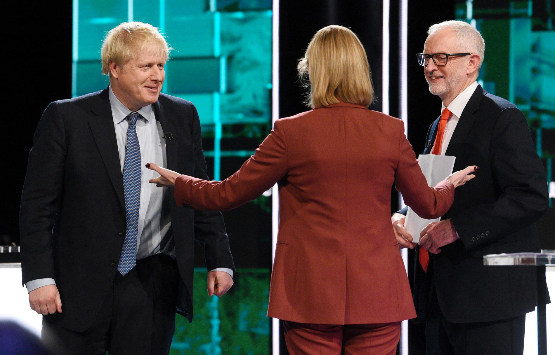 Tories ledare Boris Johnson och Labours partiledare Jeremy Corbyn (höger) möttes i en tv-sänd debatt, ledd av journalisten Julie Etchingham i tv-kanalen ITV. Debatten hölls i Salford, Manchester i England.