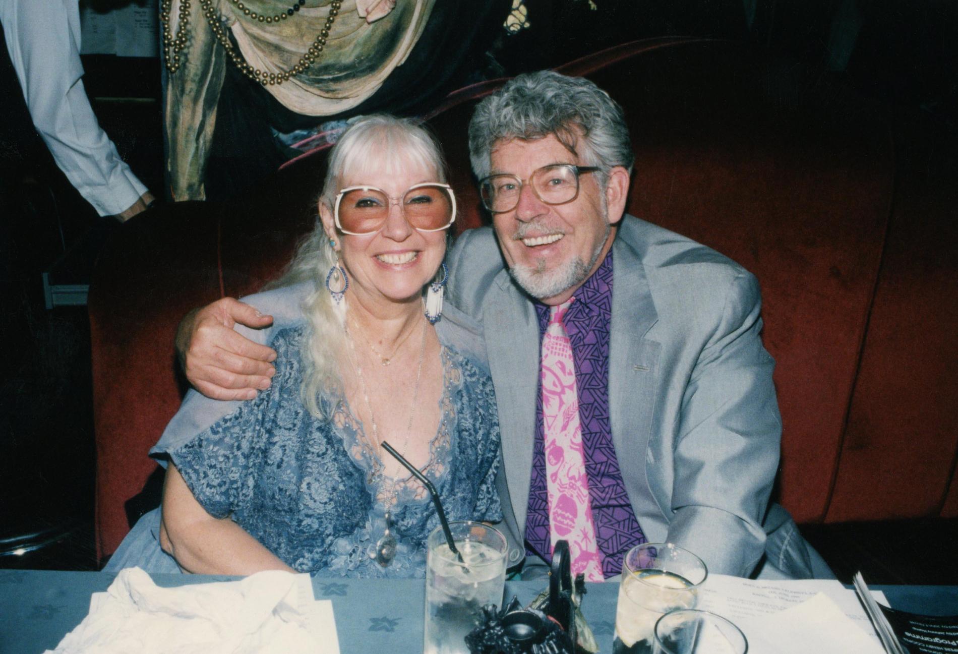 Rolf Harris med hustrun Alwen tidigt 1990-tal. De levde ihop till hans död.