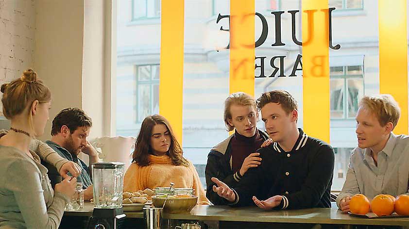 I Juicebaren på Södermalm samlas ett gäng och diskuterar sina ofta ganska små problem.