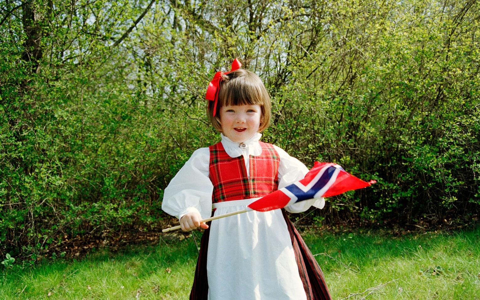 Pompa ståt, flaggor och sång. Därför firas 17 maj i Norge. 