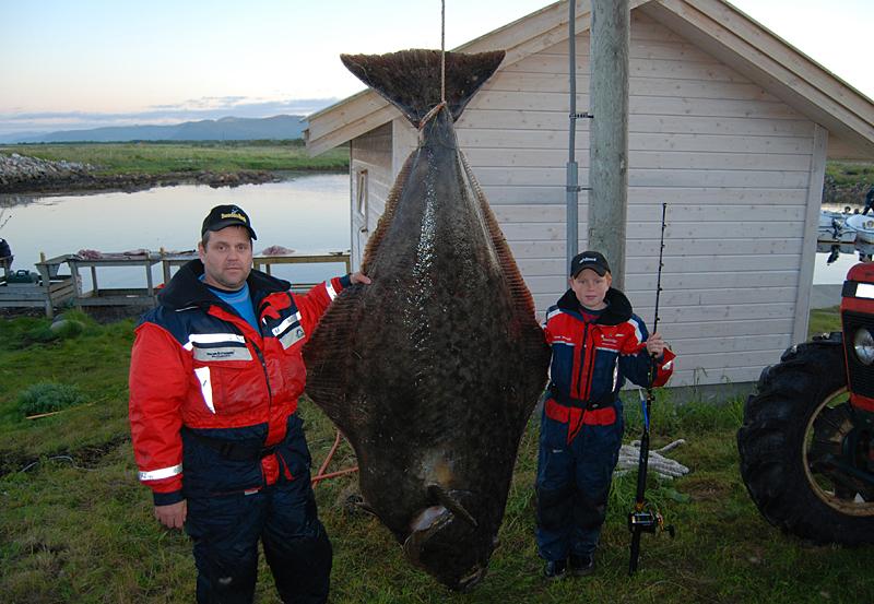 Pappa Johan och Johannes på var sin sida om jättefångsten. Klicka på bilden för större fisk.