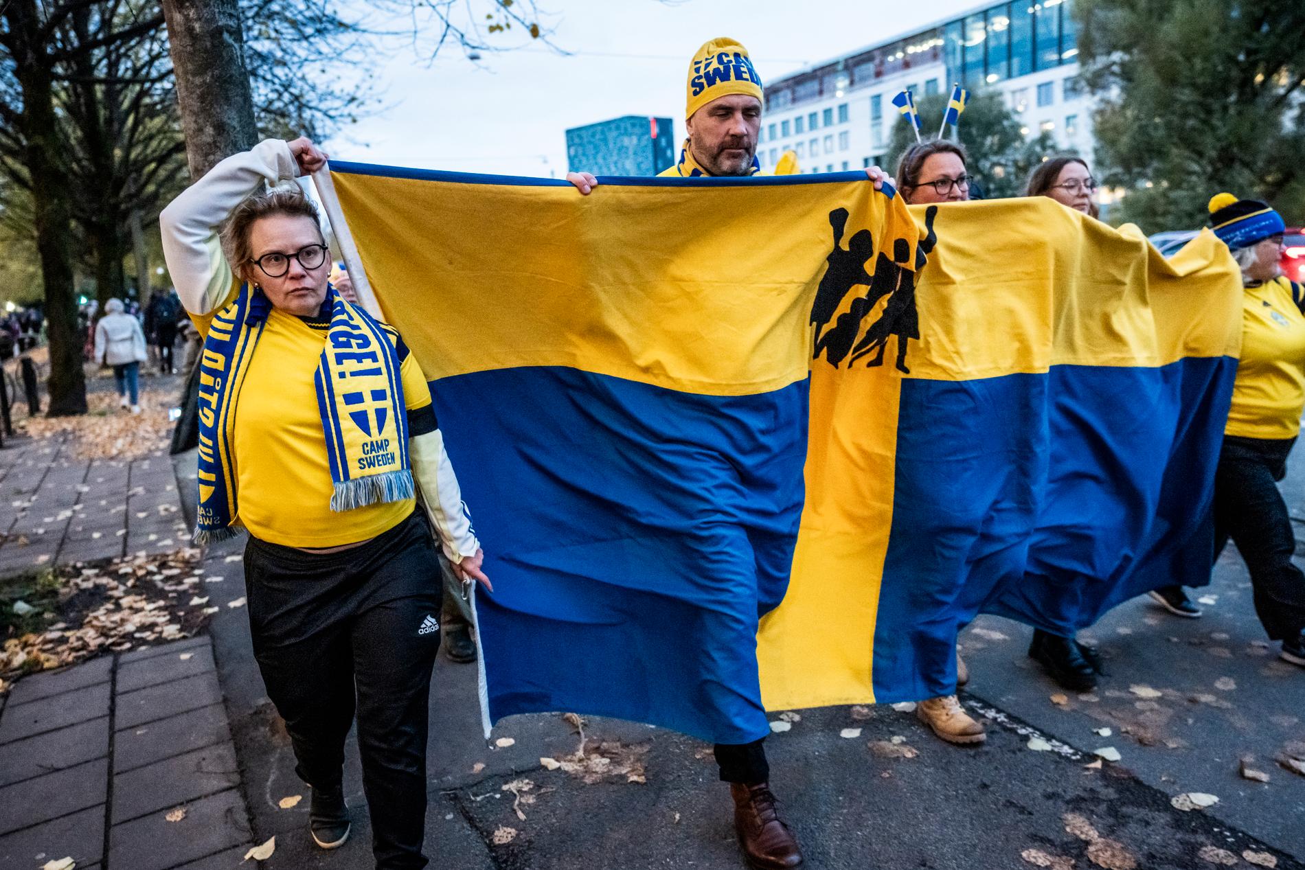 Soft Hooligans marscherar till matchen mellan Sverige och Schweiz. 
