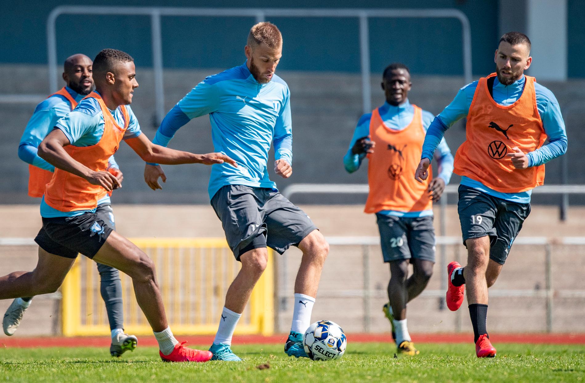 Malmö FF-mittbacken Rasmus Bengtsson (i mitten).Arkivbild.