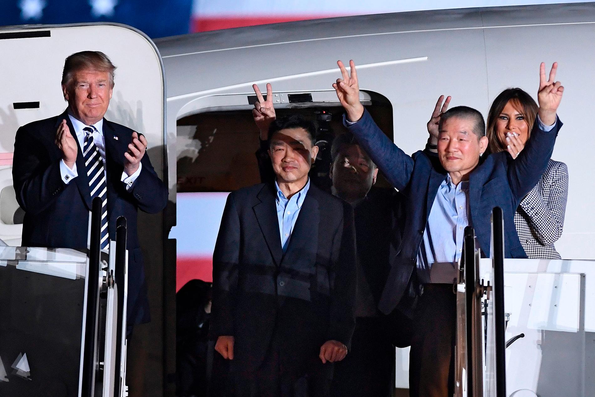 USA:s president  Donald Trump välkomnar Kim Dong-chul, Kim Hak-song och Tony Kim när de landar  på amerikansk mark.