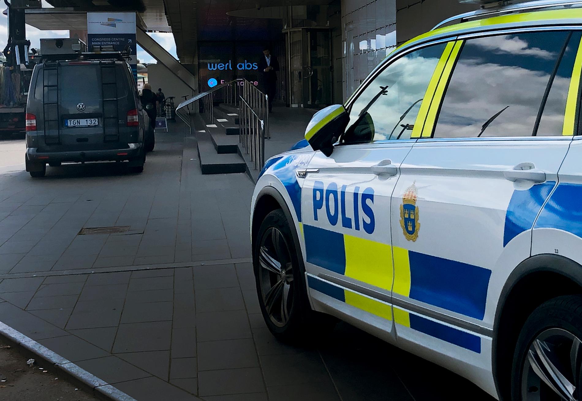 En kvinna hittades död på Norrmalm i centrala Stockholm strax innan klockan 03 under natten mot onsdagen. 