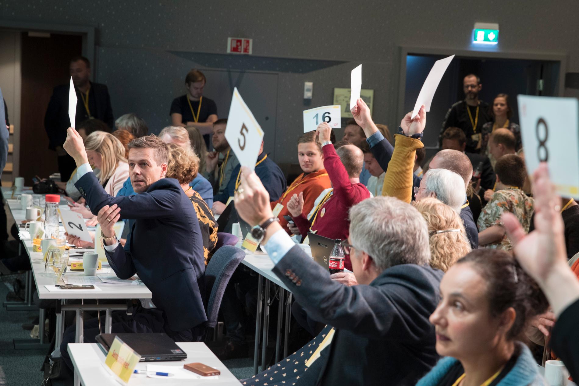Knut Arild Hareide röstar på KRF:s extrainsatta landsmöte på Gardermoen.